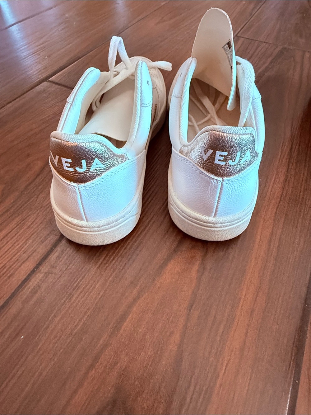 Veja Women's White and Gold sz 8 - Picture 4 of 7